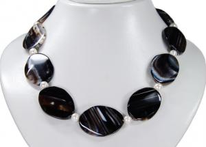 Colier din agat negru in forma ovala si perle albe
