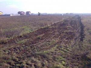 Decopertare manuala pamant / resturi vegetale si grupare in movile pentru incarcarea in camioanele / masinile de transport