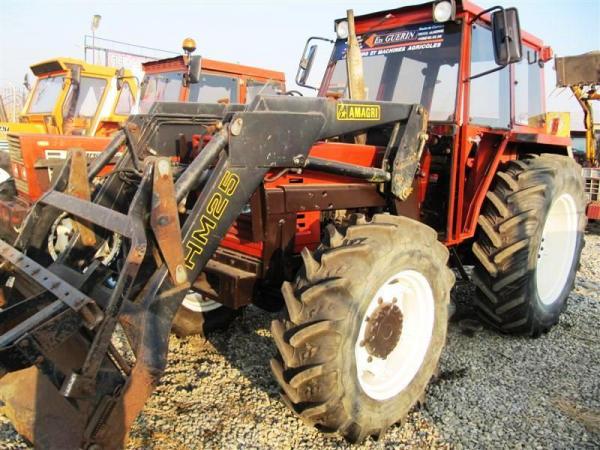 Tractor agricol Fiat, cu incarcator frontal